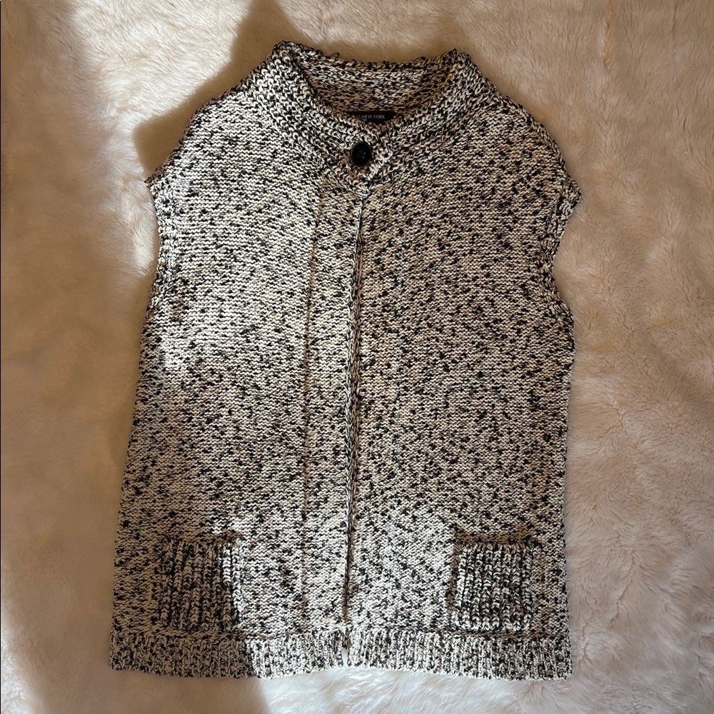 Jones New York Black and White Knit Sleeveless Cardigan